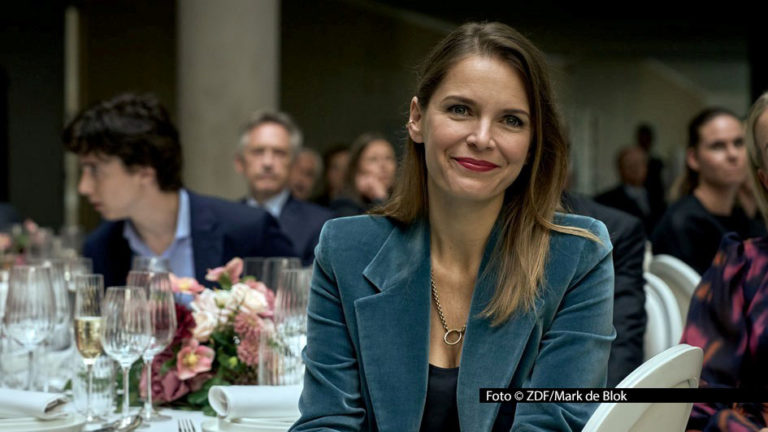 Die achtteilige Thriller-Serie „Elixir – The Pain Killers“ mit u.a. Hanna Verboom feiert ab dem 26. Oktober ihre lineare Premiere im deutschen Free-TV bei ZDFneo. Es geht um einen Medikamenten-Skandal, für den ein Familienunternehmen aus Limburg verantwortlich gemacht wird. Foto © ZDF/Mark de Blok