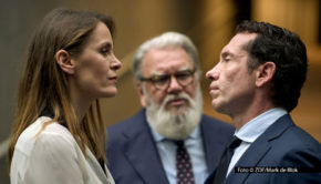 Eine Mischung aus Familiendrama und Wirtschaftsthriller ist die niederländische Serie „Elixir – The Pain Killers“ mit u.a. Hanna Verboom, Wim Opbrouck und Jacob Derwig. Das ZDF, das als Koproduzent beteiligt ist, streamt sie ab Ende September. Einen Monat später folgt die lineare Ausstrahlung bei ZDFneo. Foto © ZDF/Mark de Blok