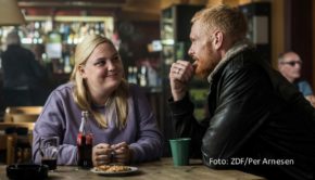 Als Titelfigur in der dänischen Serie „Elvira“ macht sich Sara Klein auf die Suche nach einer spurlos verschwundenen Prostituierten. Ihr von Peter Plaugborg gespielter Kindheitsfreund Køster verstrickt sich derweil in dubiose Geschäfte. Koproduzent ZDFneo zeigt den Achtteiler komplett in der Nacht zum 25. November. (Foto: ZDF/Per Arnesen)
