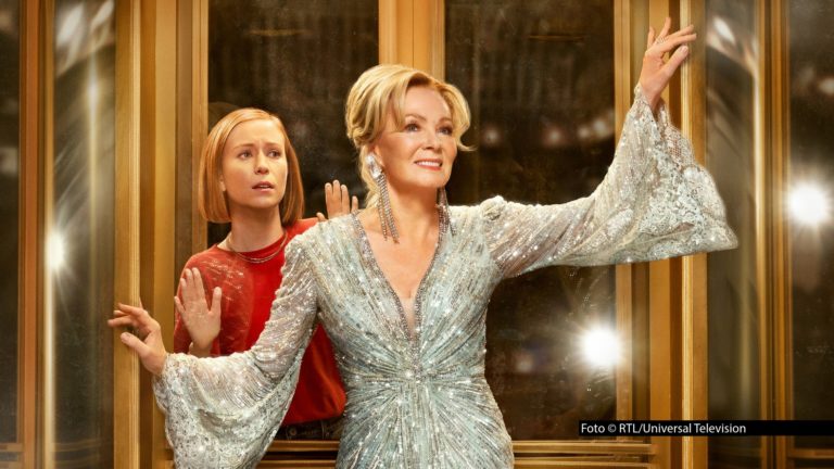 In der Nacht zum 15. September überträgt MagentaTV in Deutschland exklusiv die 78. Verleihung der Primetime Emmy Awards. Zu den großen Favoriten zählt die Comedy-Serie „Hacks“, die bei den gestern bekannt gegebenen Nominierungen einen Rekordwert mit 24 Nennungen erzielte.
