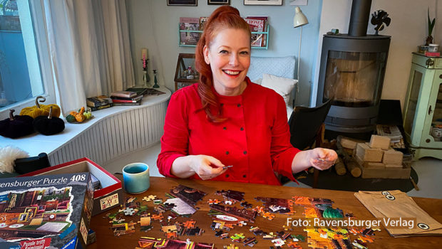 Am 29. Januar ist internationaler Puzzletag. Moderatorin und Backexpertin Enie van de Meiklokjes hat sich zur Feier des Tages mit dem Spielehersteller Ravensburger zusammengetan und erklärt im Interview, warum Puzzeln eines ihrer liebsten Hobbys ist. (Foto: Ravensburger Verlag)