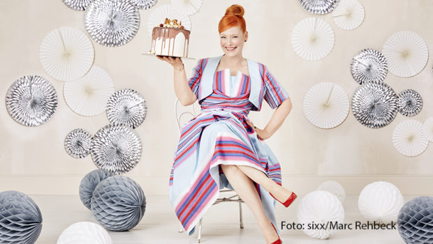 Um die Reste vom Partybüffet vor der Mülltonne zu bewahren, zeigt Enie van de Meiklokjes in einer neuen Ausgabe von „Sweet & Easy – Enie backt“ drei Rezepte, die aus übriggebliebenen Lebensmitteln echte Resteschmäuse machen. (Foto: sixx/Marc Rehbeck)