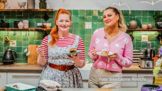 Nach dem erfolgreichen Finale von „Das große Backen“ ist vor dem Staffelstart von „Sweet & Easy – Enie backt“. Am 21. Oktober geht‘s auf Sixx mit neuen Folgen der Backshow weiter. Zum Auftakt begrüßt Moderatorin Enie van de Meiklokjes die Youtuberin und Influencerin Maren Wolf. (Foto: Sixx/Leonie Hinrichs)