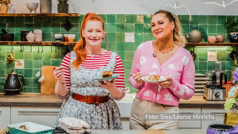 Nach dem erfolgreichen Finale von „Das große Backen“ ist vor dem Staffelstart von „Sweet & Easy – Enie backt“. Am 21. Oktober geht‘s auf Sixx mit neuen Folgen der Backshow weiter. Zum Auftakt begrüßt Moderatorin Enie van de Meiklokjes die Youtuberin und Influencerin Maren Wolf. (Foto: Sixx/Leonie Hinrichs)
