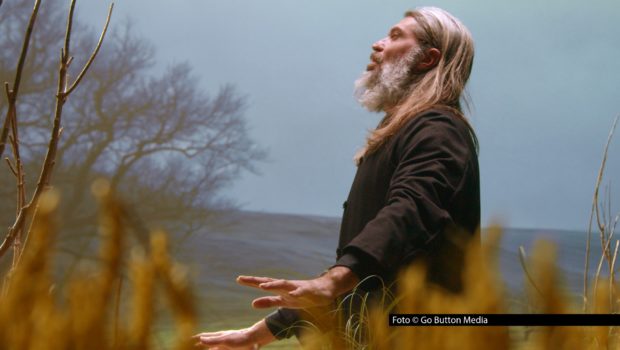 Ab dem 19. März zeigt National Geographic die neue Doku-Serie „Entschlüsselt: Prophezeiungen der Geschichte“. In der ersten Staffel widmet sich das Format u.a. den Geschichten rund um Nostradamus, der Karriere des Wunderheilers Grigori Rasputin und der Legende um den „Mothman“. Foto © Go Button Media