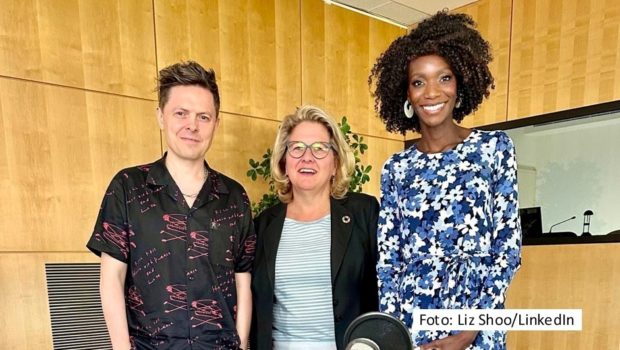 Musiker Michael Patrick Kelly arbeitet als prominenter Friedensbotschafter auch mit dem Bundesministerium für wirtschaftliche Zusammenarbeit und Entwicklung zusammen. Darüber spricht er u.a. im aktuellen Video-Podcast „Entwicklungssache“ mit Ministerin Svenja Schulze und Moderatorin Liz Shoo. (Foto: Liz Shoo/LinkedIn)