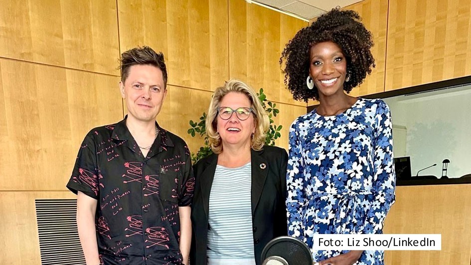 Musiker Michael Patrick Kelly arbeitet als prominenter Friedensbotschafter auch mit dem Bundesministerium für wirtschaftliche Zusammenarbeit und Entwicklung zusammen. Darüber spricht er u.a. im aktuellen Video-Podcast „Entwicklungssache“ mit Ministerin Svenja Schulze und Moderatorin Liz Shoo. (Foto: Liz Shoo/LinkedIn)