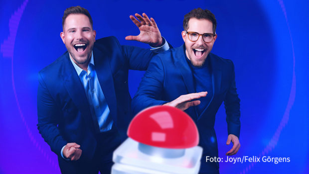 Jetzt auch auf ProSieben: In der Show „World Wide Wohnzimmer: Erkennst du den Song? Live“ treten u.a. Nina Chuba, Nico Santos, Felix Lobrecht, Cheyenne Ochsenknecht und Filow im musikalischen Quiz von Dennis und Benni Wolter gegeneinander an. (Foto: Joyn/Felix Görgens)