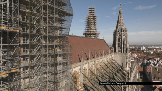 Ab dem 24. September nimmt National Geographic einige der spektakulärsten Bauwerke unseres Kontinents in den Blick. Die neue Doku-Serie „Europas Ingenieurskunst“ führt dabei unter anderem nach Deutschland, wo das Ulmer Münster seit mehr als einem Jahrhundert Menschen aus aller Welt begeistert. Foto © National Geographic