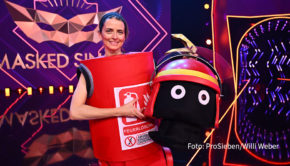 Als Feuerlöscher trat Model Eva Padberg Ende letzten Jahres in der ProSieben-Show „The Masked Singer“ auf und sang „I Love It“, wobei der Song vor allem wegen des Satzes „I don’t care“ im Gedächtnis bleibt. Als Gast des Podcasts „Mit den Waffeln einer Frau“ pfeift sie jedenfalls auf Kalorien und gönnt sich reichlich. (Foto: ProSieben/Willi Weber)