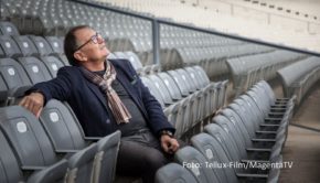 Die ereignisreiche Laufbahn von Trainer, Funktionär und Fußballprofi Ewald Lienen steht im Mittelpunkt einer 90-minütigen Dokumentation von Filmemacher Jesper Petzke. „Ewald Lienen – Eine griechische Tragödie“ ist seit dem 7. September exklusiv bei MagentaTV abrufbar. (Foto: Tellux Film/MagentaTV)