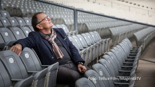 Die ereignisreiche Laufbahn von Trainer, Funktionär und Fußballprofi Ewald Lienen steht im Mittelpunkt einer 90-minütigen Dokumentation von Filmemacher Jesper Petzke. „Ewald Lienen – Eine griechische Tragödie“ ist seit dem 7. September exklusiv bei MagentaTV abrufbar. (Foto: Tellux Film/MagentaTV)