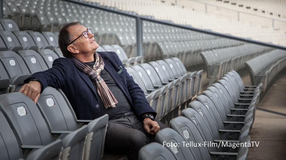 Die ereignisreiche Laufbahn von Trainer, Funktionär und Fußballprofi Ewald Lienen steht im Mittelpunkt einer 90-minütigen Dokumentation von Filmemacher Jesper Petzke. „Ewald Lienen – Eine griechische Tragödie“ ist seit dem 7. September exklusiv bei MagentaTV abrufbar. (Foto: Tellux Film/MagentaTV)