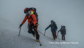 Am 30. Oktober begibt sich National Geographic auf eine Reise in die extremen Weiten des Südpolarmeers, wo erbarmungslose Kälte auf brodelnde Hitze trifft. In der neuen Doku „Explorer: Der Lavasee“ begleitet der Sender Forscher auf die winzige Insel Saunders Island. (Foto: Disney/Renan Ozturk)