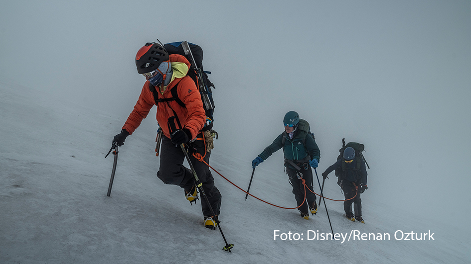 Am 30. Oktober begibt sich National Geographic auf eine Reise in die extremen Weiten des Südpolarmeers, wo erbarmungslose Kälte auf brodelnde Hitze trifft. In der neuen Doku „Explorer: Der Lavasee“ begleitet der Sender Forscher auf die winzige Insel Saunders Island. (Foto: Disney/Renan Ozturk)