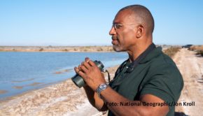 In der neuen Doku-Serie „Vogelwild mit Christian Cooper“ zeigt sich der titelgebende New Yorker Comic-Autor als passionierter Hobby-Ornithologie. Die erste von insgesamt sechs Folgen feiert am 1. Juli ihre Deutschland-Premiere bei National Geographic Wild. (Foto: National Geographic/Jon Kroll)