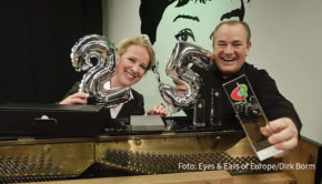 Im zweiten Corona-Jahr fand die 23. Verleihung der Eyes & Ears Awards am Donnerstag als Special Edition digital in Köln statt. Gleichzeitig wird der Branchenverband Eyes & Ears of Europe in diesem Jahr 25 und so war das Ganze auch eine Geburtstagsfeier mit CEO Corinna Kamphausen und Moderator Wolfram Kons. (Foto: Eyes & Ears of Europe/Dirk Borm)