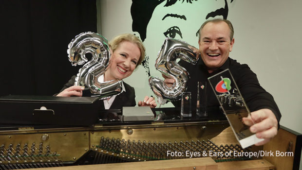 Im zweiten Corona-Jahr fand die 23. Verleihung der Eyes & Ears Awards am Donnerstag als Special Edition digital in Köln statt. Gleichzeitig wird der Branchenverband Eyes & Ears of Europe in diesem Jahr 25 und so war das Ganze auch eine Geburtstagsfeier mit CEO Corinna Kamphausen und Moderator Wolfram Kons. (Foto: Eyes & Ears of Europe/Dirk Borm)