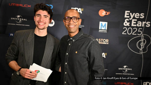 Medienschaffende aus ganz Europa trafen sich in der „Astor Film Lounge“ in München zur Verleihung der Eyes & Ears Awards 2025. Moderator Amiaz Habtu auf der Bühne sowie Social-Media-Host Melvin Schwertel führten durch das umfangreiche Preisverleihungs-Geschehen. (Foto © Jan Knoff/Eyes & Ears of Europe)