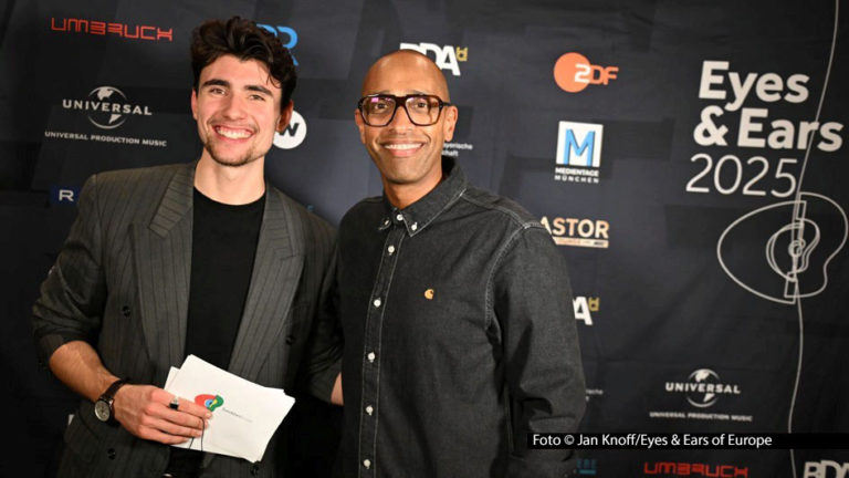 Medienschaffende aus ganz Europa trafen sich in der „Astor Film Lounge“ in München zur Verleihung der Eyes & Ears Awards 2025. Moderator Amiaz Habtu auf der Bühne sowie Social-Media-Host Melvin Schwertel führten durch das umfangreiche Preisverleihungs-Geschehen. (Foto © Jan Knoff/Eyes & Ears of Europe)