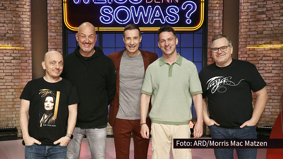 Zum Wochenauftakt von „Wer weiß denn sowas?“ wird’s kulinarisch. Am 8. Mai testet Gastgeber Kai Pflaume ab 18:00 Uhr das Wissen der Spitzenköche Frank Rosin und Alexander Kumptner. Unterstützt werden die beiden von Bernhard Hoëcker und Elton. (Foto: ARD/Morris Mac Matzen)