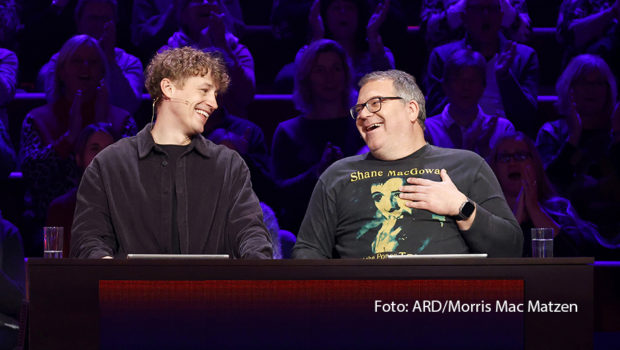 Am 11. Januar steht im Ersten wieder eine neue Runde von „Wer weiß denn sowas?“ auf dem Programm. Diesmal lädt Moderator Kai Pflaume zum Duell zwischen Tim Bendzko und Mike Singer ein. Gemeinsam mit Elton bzw. Bernhard Hoëcker wollen die beiden Musiker eine höchstmögliche Gewinnsumme für ihr Publikum erspielen. (Foto: ARD/Morris Mac Matzen)