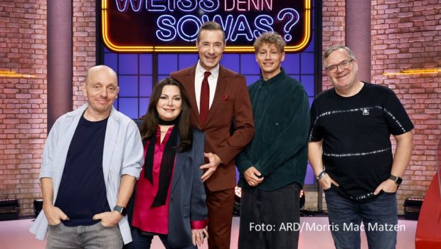 Zwei Musikstars stellen sich am 10. Dezember den kniffligen und skurrilen Fragen in dem von Kai Pflaume moderierten ARD-Quiz „Wer weiß denn sowas?“. Marianne Rosenberg bildet ein Team mit Kapitän Bernhard Hoëcker, während Tim Bendzko an der Seite von Elton ins Rennen geht. (Foto: ARD/Morris Mac Matzen)