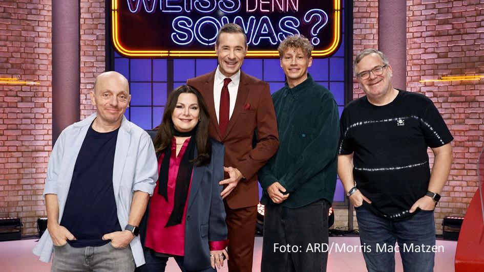 Zwei Musikstars stellen sich am 10. Dezember den kniffligen und skurrilen Fragen in dem von Kai Pflaume moderierten ARD-Quiz „Wer weiß denn sowas?“. Marianne Rosenberg bildet ein Team mit Kapitän Bernhard Hoëcker, während Tim Bendzko an der Seite von Elton ins Rennen geht. (Foto: ARD/Morris Mac Matzen)
