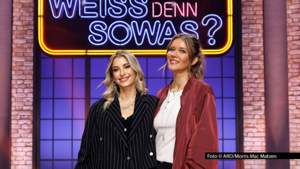 Quizmasterin Laura Karasek wechselt am 6. Februar die Seiten und tritt als Kandidatin bei „Wer weiß denn sowas?“ an. Ihre Gegnerin in der Rateshow im Ersten ist Influencerin Cathy Hummels. Wie immer mit dabei sind auch Moderator Kai Pflaume sowie die Teamchefs Bernhard Hoëcker und Elton. (Foto: ARD/Morris Mac Matzen)