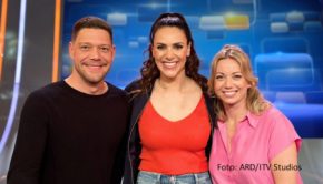 Spitzenkoch Robin Pietsch und seine Kollegin Zora Klipp sind am 13. September in der von Esther Sedlaczek moderierten ARD-Show „Quizduell-Olymp“ zu Gast. Sie bilden das „Team Kulinarik“, das sich dem Wissens-Wettbewerb mit drei ausgewiesenen Rate-Profis stellt. (Foto: ARD/ITV Studios)