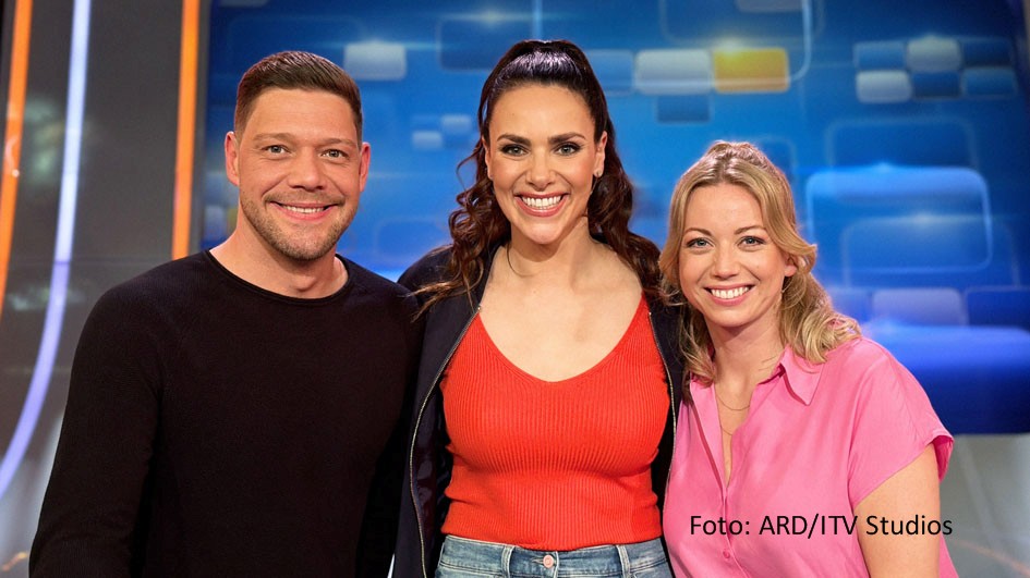 Spitzenkoch Robin Pietsch und seine Kollegin Zora Klipp sind am 13. September in der von Esther Sedlaczek moderierten ARD-Show „Quizduell-Olymp“ zu Gast. Sie bilden das „Team Kulinarik“, das sich dem Wissens-Wettbewerb mit drei ausgewiesenen Rate-Profis stellt. (Foto: ARD/ITV Studios)
