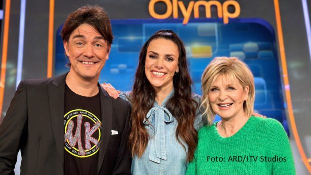 ARD-Quizmasterin Esther Sedlaczek begrüßt am 20. September Entertainer Matze Knop und Moderatorin Carmen Nebel zu einer neuen Ausgabe des „Quizduell-Olymp“. Die beiden messen sich als Prominenten-Team mit drei renommierten Rate-Profis. (Foto: ARD/ITV Studios)
