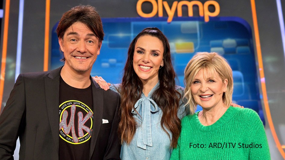 ARD-Quizmasterin Esther Sedlaczek begrüßt am 20. September Entertainer Matze Knop und Moderatorin Carmen Nebel zu einer neuen Ausgabe des „Quizduell-Olymp“. Die beiden messen sich als Prominenten-Team mit drei renommierten Rate-Profis. (Foto: ARD/ITV Studios)