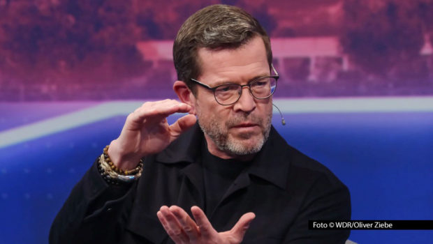 Der ehemalige Verteidigungsminister Karl-Theodor zu Guttenberg (CSU) bildet ein erfolgreiches Podcast-Duo mit dem Linken-Politiker Gregor Gysi. Am 11. März sind die beiden bei „Maischberger“ im Ersten zu Gast und sprechen über Aufrüstungsbestrebungen in Deutschland und Europa. Foto: © WDR/Oliver Ziebe