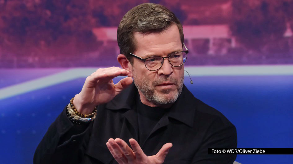 Der ehemalige Verteidigungsminister Karl-Theodor zu Guttenberg (CSU) bildet ein erfolgreiches Podcast-Duo mit dem Linken-Politiker Gregor Gysi. Am 11. März sind die beiden bei „Maischberger“ im Ersten zu Gast und sprechen über Aufrüstungsbestrebungen in Deutschland und Europa. Foto: © WDR/Oliver Ziebe