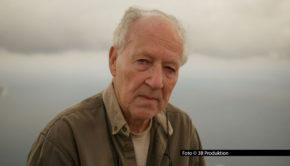 Filmemacher Werner Herzog, hier in einer Szene aus dem über ihn gedrehten Dokumentarfilm „Radical Dreamer“ wird am 16. Oktober beim Film Festival Cologne mit dem Filmpreis Köln ausgezeichnet. Der International Actors Award geht in diesem Jahr an die Schauspielerin Maren Eggert. Foto-3B-Produktion