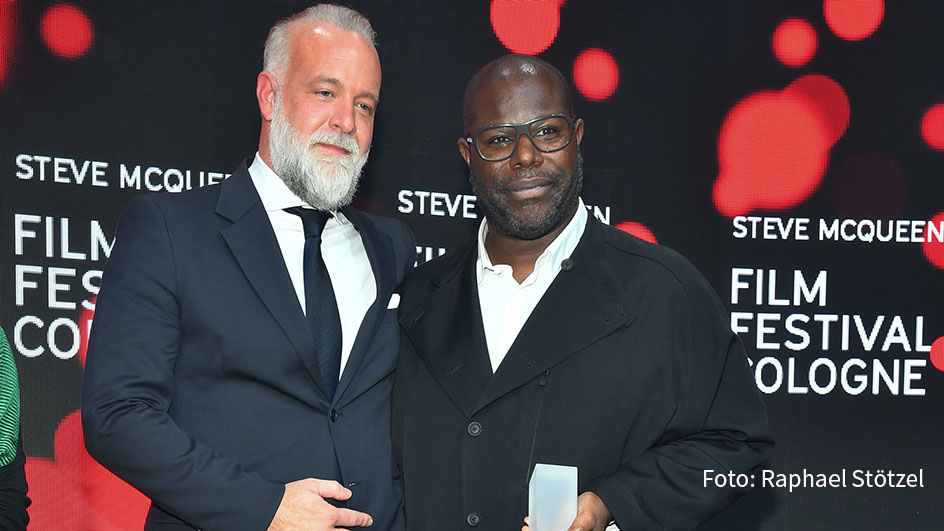 Mit einer glanzvollen Award-Show ging das Film Festival Cologne 2021 am gestrigen Abend zu Ende. Dabei wurde u.a. Oscar-Preisträger Steve McQueen mit dem Filmpreis Köln ausgezeichnet. Zu den Laudatoren gehörte der deutsche Produzent Daniel Hetzer. Weitere Preise erhielten u.a. Albrecht Schuch und Gaspar Noé. (Foto: Raphael Stötzel)