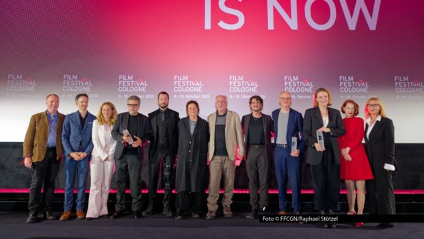 Mit dem Abend der Preisverleihungen feierte das Film Festival Cologne am 16. Oktober seinen krönenden Abschluss. Ausgezeichnet wurden u.a. Filmemacherlegende Werner Herzog, dessen ukrainischer Kollege Filmemacher Mstyslav Chernov und die Schauspielerin Maren Eggert. Foto © Raphael Stötzel