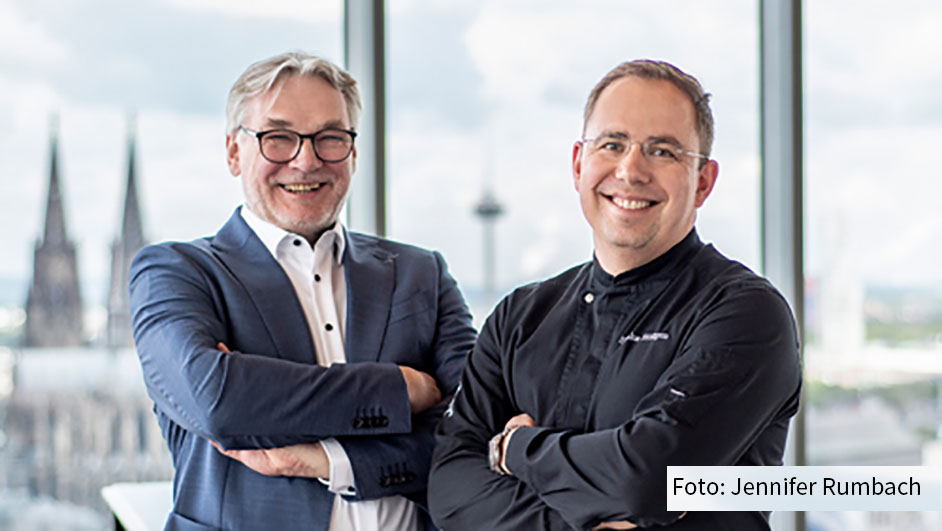 In den Fußballhallen von Weltmeister Lukas Podolski wurden am Sonntag die dritten Fine Food Days Cologne eröffnet. Mit dabei waren Vertreter der Kölner Spitzengastronomie wie Michael Stern, Sönke Höltgen, Julia Komp, Maximilian Lorenz u.v.a. (Foto: Jennifer Rumbach)
