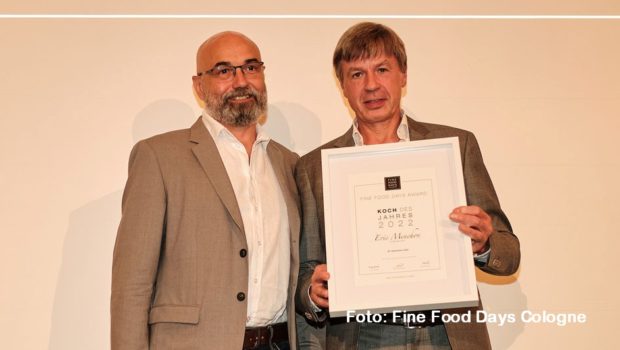 Mit einem Gala-Dinner und der Verleihung der Fine Food Days Awards endete am 4. September die dritte Ausgabe des Kulinarik-Festivals Fine Food Days Cologne. „Koch des Jahres“ Eric Menchon („Le Moissonnier“) bekam die Auszeichnung vom Vorjahres-Preisträger Joachim Wissler überreicht. (Foto: Fine Food Days Cologne)