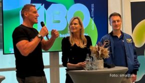 Hollywood-Schauspieler und Fitness-Experte Ralf Moeller sowie ESA-Astronaut Matthias Maurer gehörten am Eröffnungstag der FIBO 2024 in Köln zu den Stargästen des Ausstellers milongroup. Im Rahmen einer Pressekonferenz stellten sie sich u.a. einem Gespräch mit Moderatorin Nina Ruge. (Foto: smalltalk)