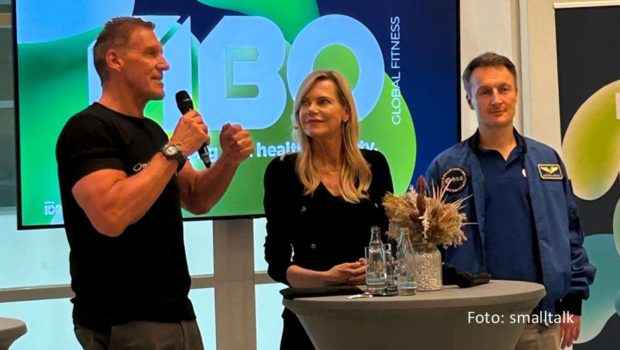 Hollywood-Schauspieler und Fitness-Experte Ralf Moeller sowie ESA-Astronaut Matthias Maurer gehörten am Eröffnungstag der FIBO 2024 in Köln zu den Stargästen des Ausstellers milongroup. Im Rahmen einer Pressekonferenz stellten sie sich u.a. einem Gespräch mit Moderatorin Nina Ruge. (Foto: smalltalk)
