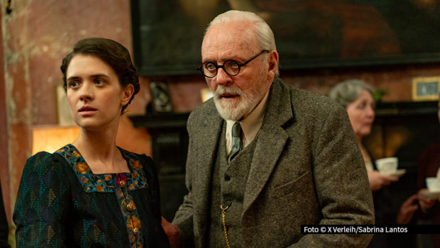 In diesem Mai können sich MagentaTV-Kundinnen und -Kunden auf den britischen Spielfilm „Freud – Jenseits des Glaubens“ freuen. Anthony Hopkins übernimmt darin die Rolle des Begründers der Psychoanalyse. „Babylon Berlin“-Star Liv Lisa Fries überzeugt als seine Tochter Anna Freud. Foto © X Verleih/Sabrina Lantos