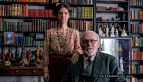 Hollywoodstar Anthony Hopkins als Sigmund Freud und die deutsche Schauspielerin Liv Lisa Freis als dessen Tochter spielen Hauptrollen in „Freud – Jenseits des Glaubens“. Das britisch-amerikanische Drama feiert ab dem 20. Mai seine deutsche Streaming-Premiere bei MagentaTV. (Foto: © X Verleih/Sabrina Lantos)