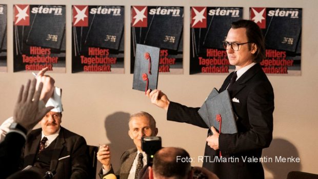 In „Faking Hitler“ spielt Lars Eidinger den „Stern“-Reporter Gerd Heidemann, der vor fast 40 Jahren mit der Entdeckung der angeblichen Hitler-Tagebücher für einen beispiellosen Medienskandal sorgte. Die sechsteilige Fiction-Serie ist ab dem heutigen 30. November bei RTL+ verfügbar. (RTL/Martin Valentin Menke)