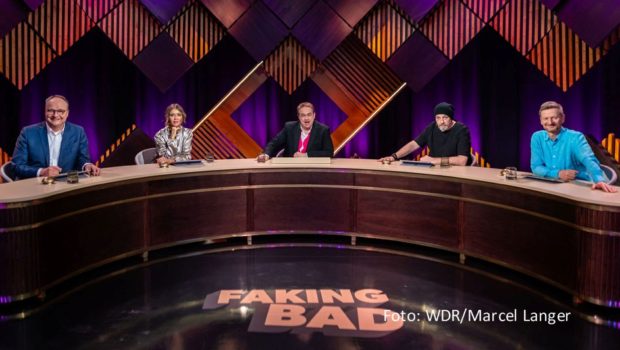 In der neuen ARD-Comedyshow „Faking Bad“ geht’s darum, gezielt die Unwahrheit zu sagen. Zum Auftakt in der Mediathek sind neben Gastgeber Oliver Kalkofe u.a. Oliver Welke, Laura Karasek, Torsten Sträter und Michael Kessler zu sehen. Lineare Ausstrahlungen folgen ab dem 11. Juli. (Foto: WDR/Marcel Langer)