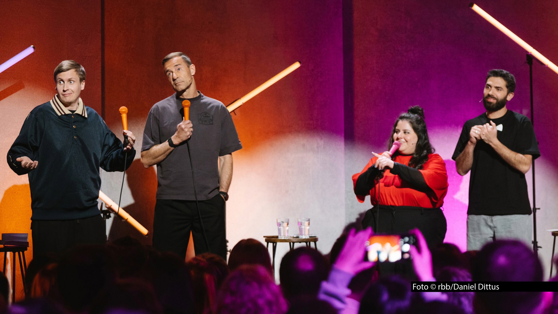 Seit dem vergangenen Wochenende läuft die dritte Staffel von „Falsch, aber anders lustig" in der ARD-Mediathek. Jeden Samstag warten zwei neue Folgen des Comedy-Duell-Formats auf die Fans. Mit dabei sind u.a. Till Reiners, Kai Pflaume, Rebecca Pap und Khalid Bounouar. Foto © rbb/Daniel Dittus