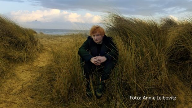 Der britische Superstar Ed Sheeran ist der Headliner beim „Fan Fest EURO 2024“, das am 12. Juni zur Einstimmung auf die Fußball-Europameisterschaft auf der Münchener Theresienwiese stattfindet. Jetzt hat der Hauptpartner Deutsche Telekom den Vorverkauft mit speziellen „Prio Tickets“ eingeläutet. (Foto: Annie Leibovitz)