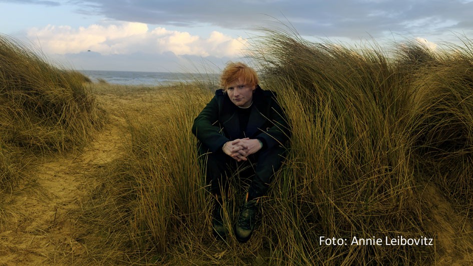 Der britische Superstar Ed Sheeran ist der Headliner beim „Fan Fest EURO 2024“, das am 12. Juni zur Einstimmung auf die Fußball-Europameisterschaft auf der Münchener Theresienwiese stattfindet. Jetzt hat der Hauptpartner Deutsche Telekom den Vorverkauft mit speziellen „Prio Tickets“ eingeläutet. (Foto: Annie Leibovitz)