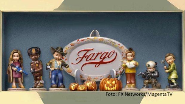 Staffel 5 der erfolgreichen US-Krimiserie „Fargo“ mit u.a. Juno Temple, Jon Hamm und Jennifer Jason Leigh geht im Herbst an den Start. Die Rechte für die Erstauswertung in Deutschland hat sich erstmals MagentaTV gesichert. Dort feiern die neuen Folgen am 22. November ihre Premiere. (Foto: FX Networks/MagentaTV)